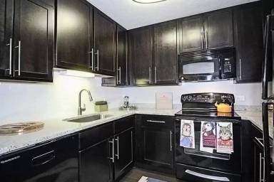 Main picture of 661 N Clark St