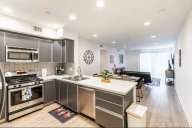 Main picture of 1439 N Poinsettia Pl