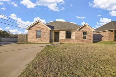 Main picture of 409 E Maple Row