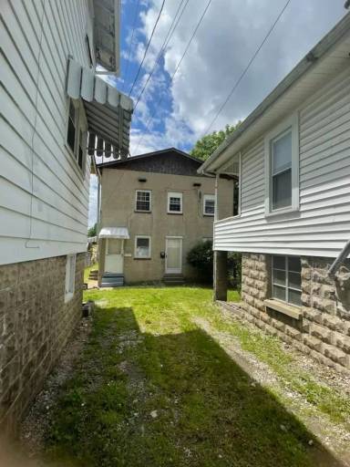Main picture of 2331 1/2 Washington Street West
