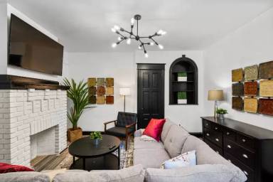 Main picture of 20 W Queen Ln