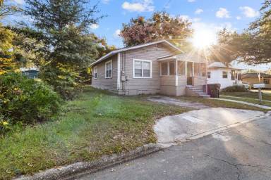 Main picture of 648 W 13th St