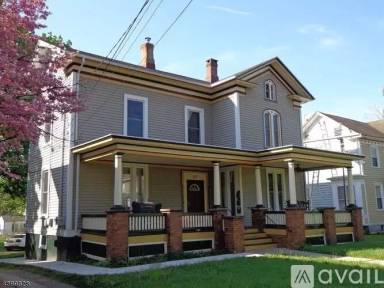 Main picture of 47 W Main St