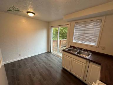 Main picture of 968 W 7th Aly