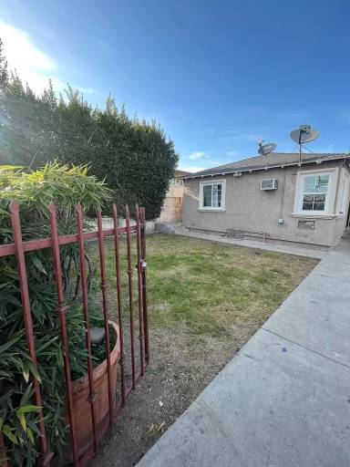 Main picture of 1419 W 105th St