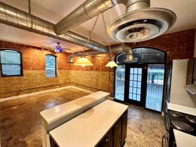 Main picture of 710 S Medina