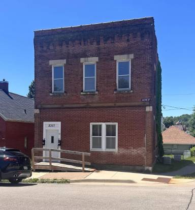 Main picture of 2317 Queen St