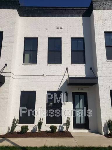 Main picture of 215 McAuliffe St