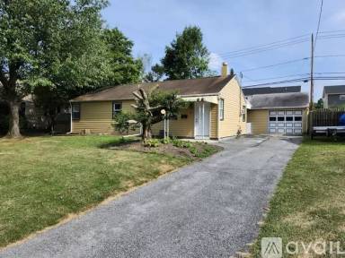 Main picture of 8 Louis Ln