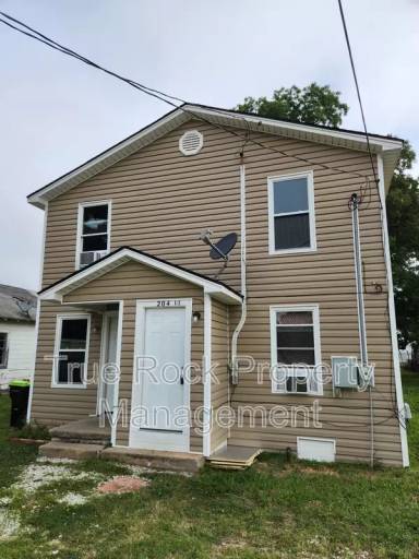 Main picture of 204 1/2 E 2nd St