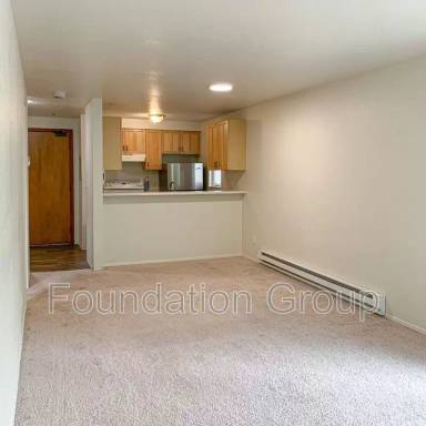 Main picture of 910 N 104th St