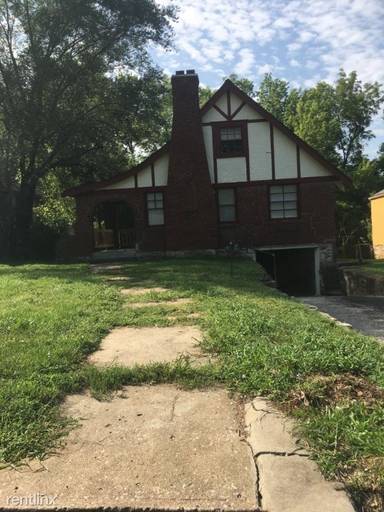 Main picture of 2421 E 75th St