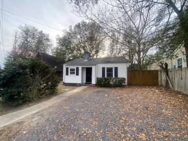 Main picture of 823 S Kilbourne Rd