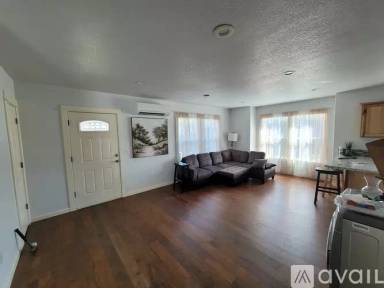 Main picture of 123 W Main St
