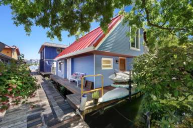 Main picture of 3110 Portage Bay Pl E