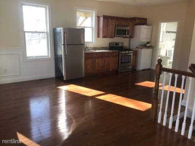 Main picture of 194 Oak St
