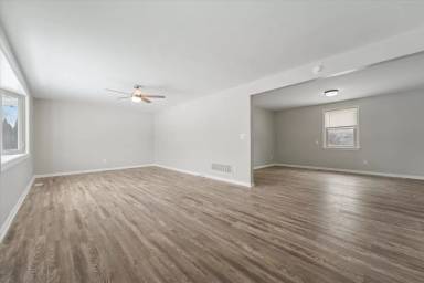 Main picture of 950 W Chestnut St
