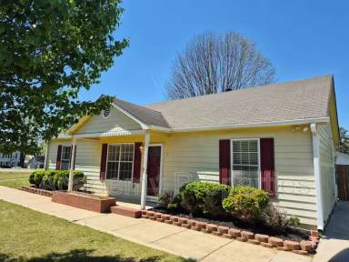 Main picture of 9 Greenview Dr