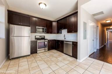 Main picture of 5439 N Broadway St