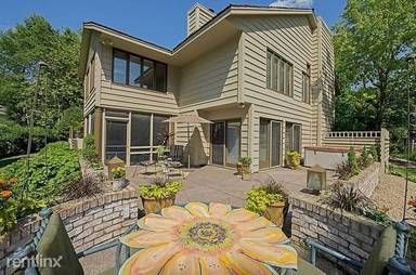 Main picture of 9332 Yukon Ave S