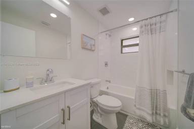 Main picture of 510 SE 3rd Ave