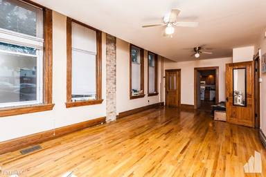 Main picture of 2057 W Roscoe St