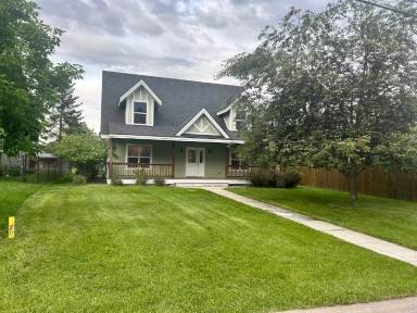 Main picture of 123 Aspen Grv St