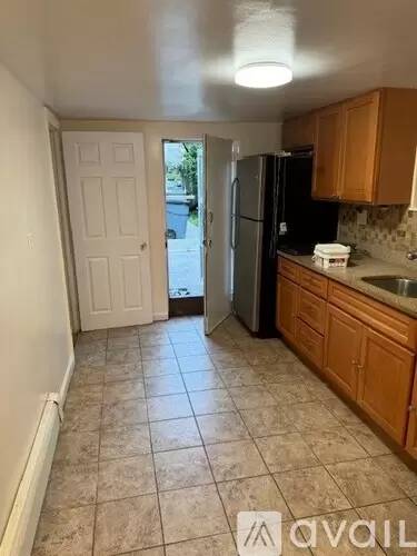 Main picture of 886 E 241st St