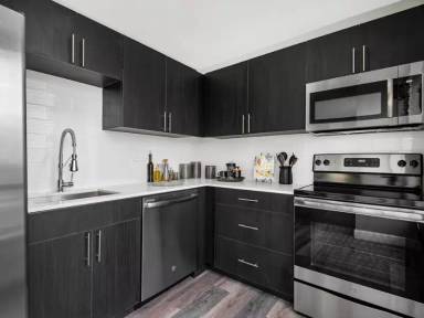 Main picture of 15 E Pearson St