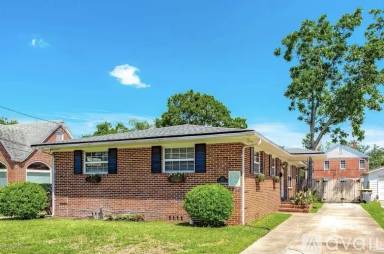 Main picture of 1111 Colombo St
