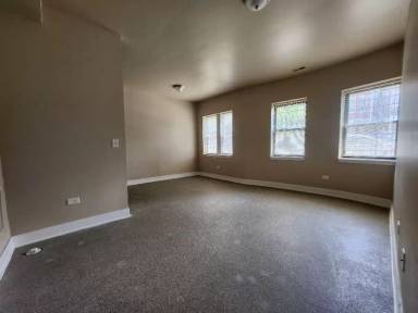 Main picture of 4850 W Adams St
