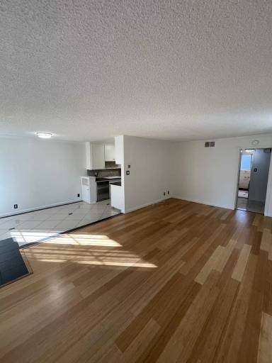 Main picture of 801 E 1st St