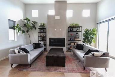 Main picture of 521 S Broadway