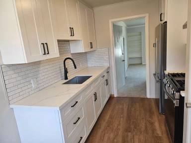 Main picture of 213 Paramount Dr