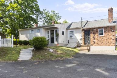 Main picture of 160 Beecher St