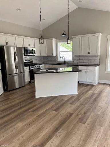 Main picture of 674 Bluff Dr