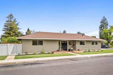 Main picture of 689 Bayport Ave