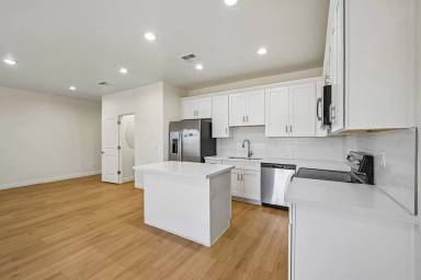 Main picture of 6618 S Harney St