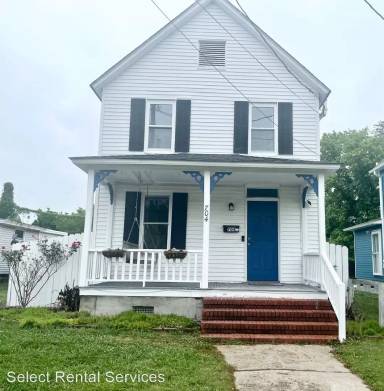 Main picture of 704 W Colonial Ave