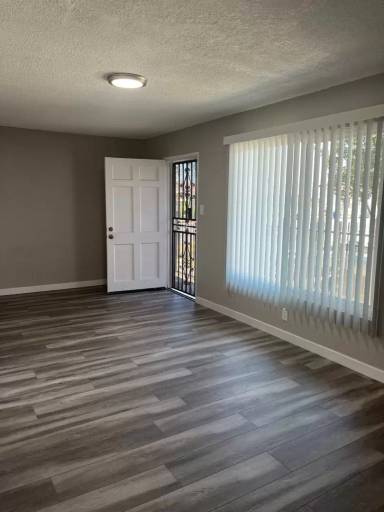Main picture of 1461 E Vernon Ave