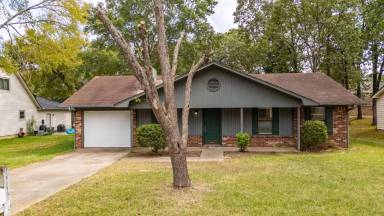 Main picture of 19 Oak Forest Dr