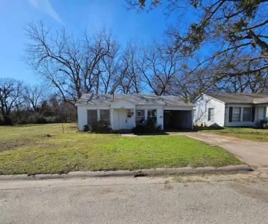 Main picture of 830 S Lyon St