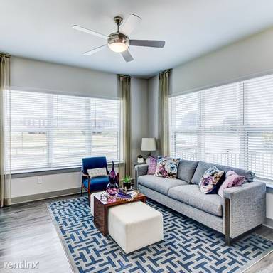 Main picture of 909 Lake Carolyn Pkwy