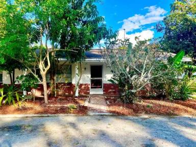 Main picture of 5825 Elm St