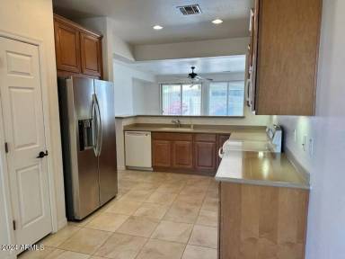 Main picture of 121 W Latigo Cir