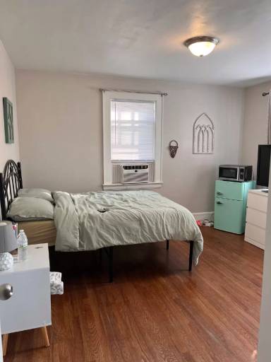 Main picture of 1679 Andrew St