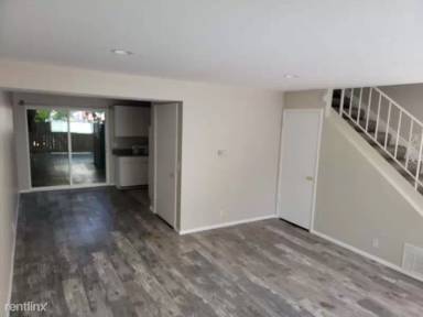 Main picture of 979 S Lake St