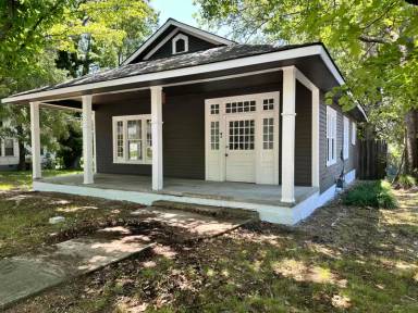 Main picture of 122 Cox Ave