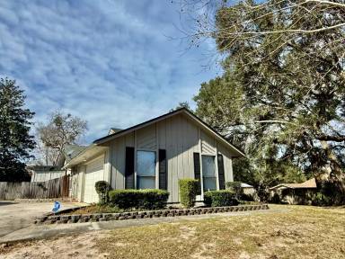 Main picture of 902 Lakeridge Dr