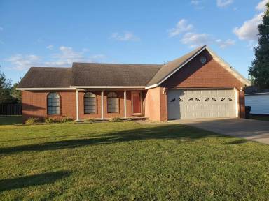 Main picture of 905 Redwood Dr